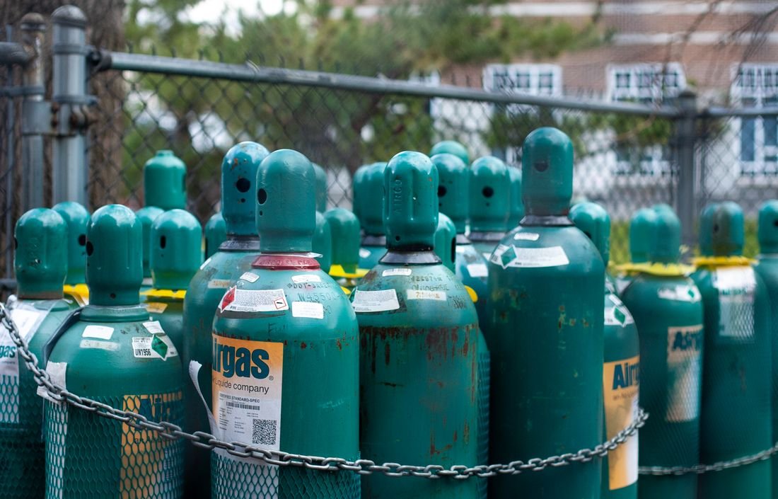 Bundle of compressed industrial gas cylinders